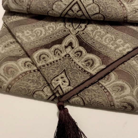 J. Queen New York™ Gianna 72-Inch Table Runner in Quartz - Picture 5 of 8